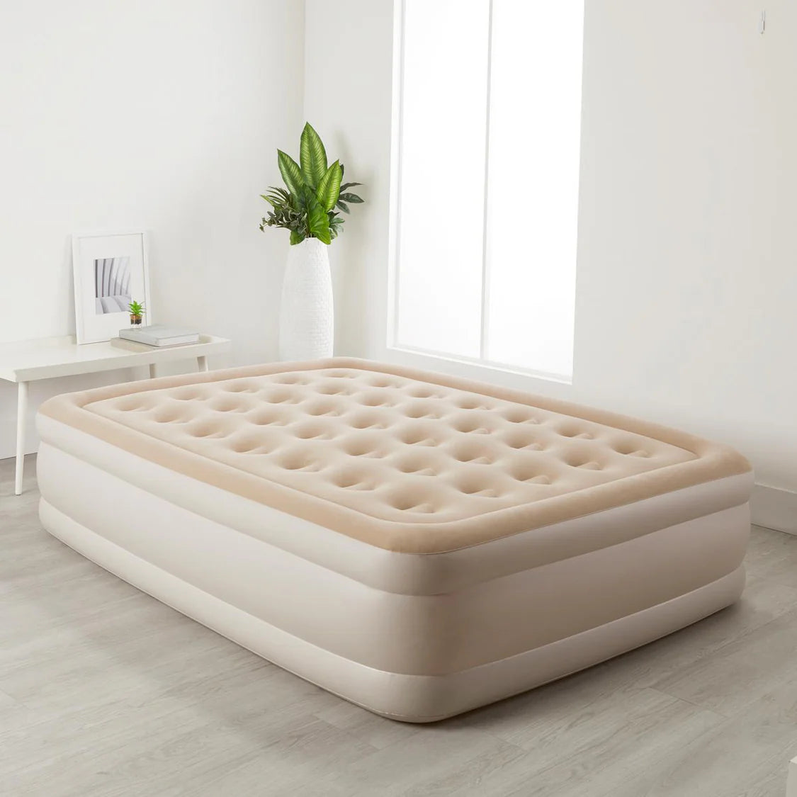 A self-inflating/deflating mattress/ inflatable matress